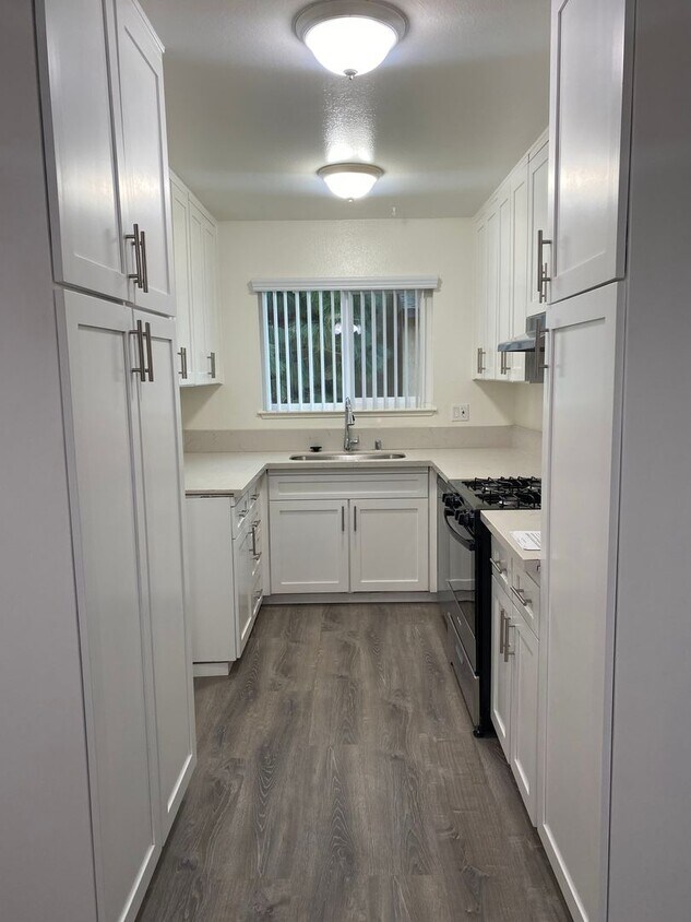 Building Photo - 14300A