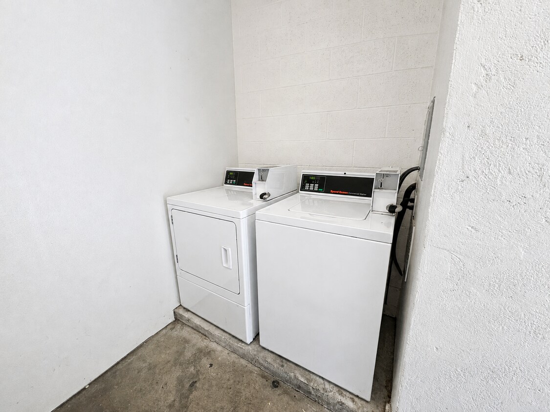 Foto del edificio - Remodeled 2+1.5 Townhome in Santa Paula