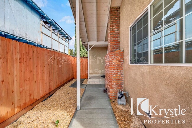 Building Photo - 126 Violet Dr