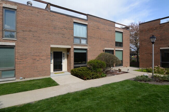 Building Photo - 11 Willow Tree Ct