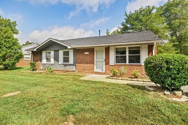 Building Photo - Three Bedroom Home!