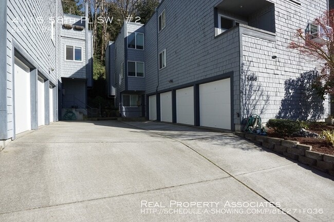 Building Photo - Gorgeous Condominium Near the Water!