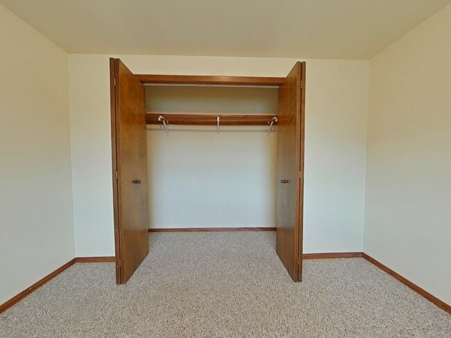 Building Photo - 2 Bedroom Apartment ~ Close to 9th Street