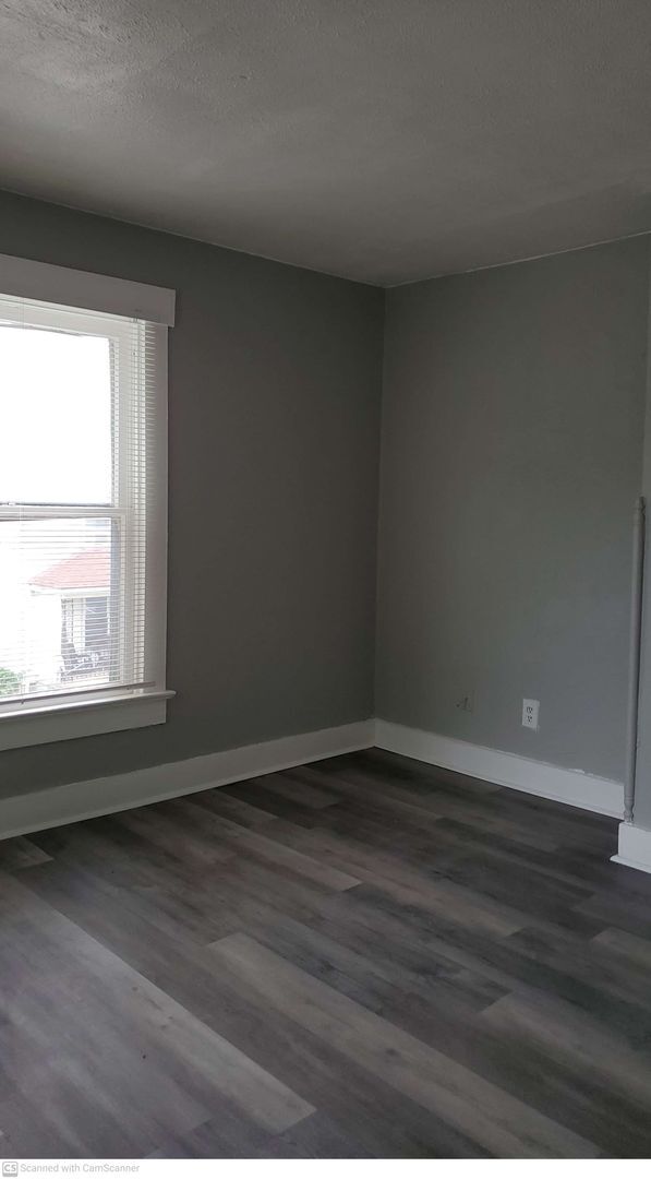 Building Photo - 4 bed 1 bath freshly refurbished and ready...