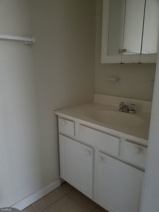 Building Photo - 3 br, 2 bath Apartment - 7 Chamberlain Pl 5