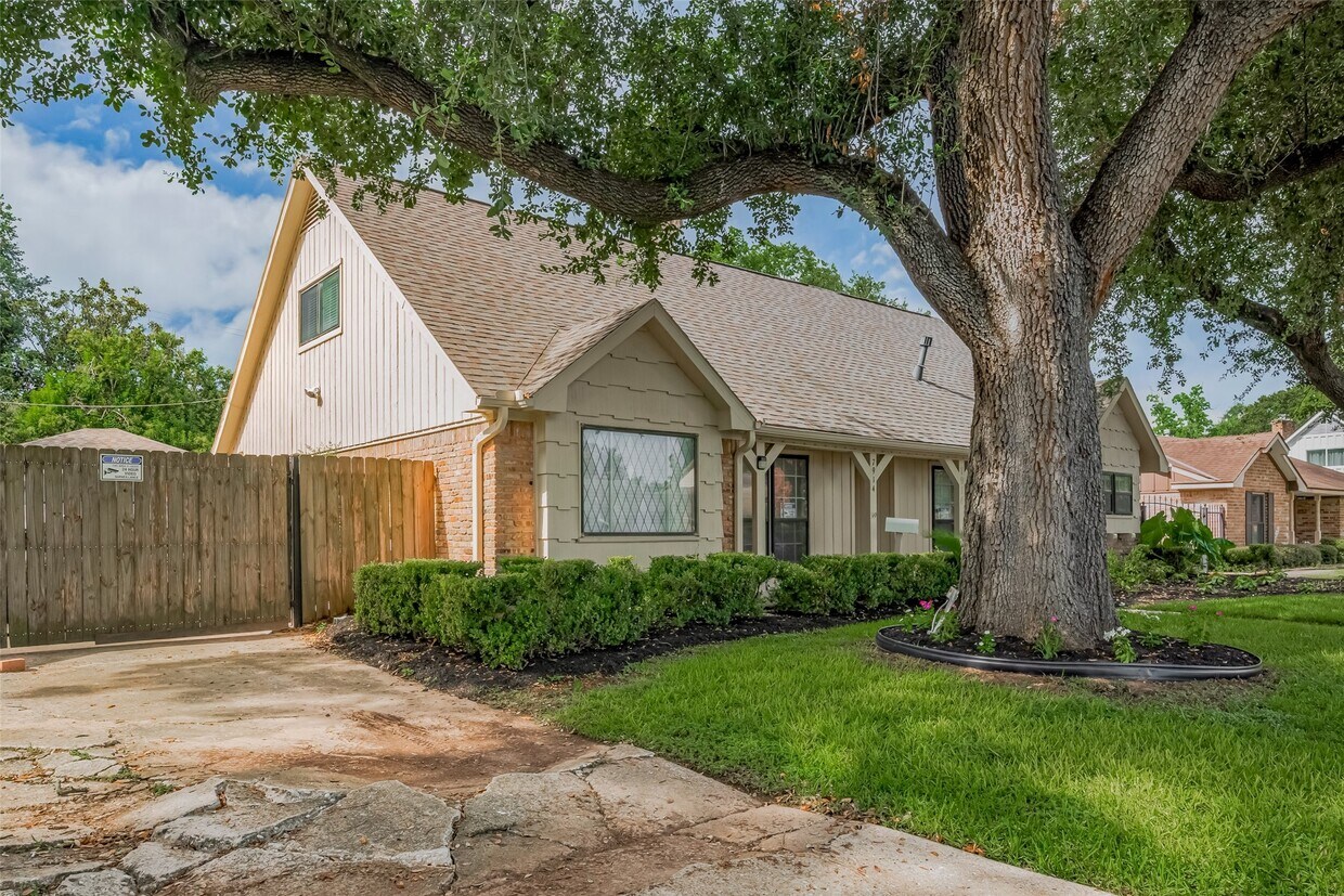 Foto principal - 7914 Roos Rd