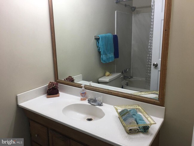 Building Photo - 2233 Sanibel Dr