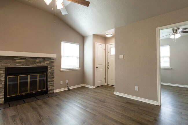 Building Photo - Beautiful Round Rock Townhome | Granite Counters, Stainless Appliances & Fenced Yard