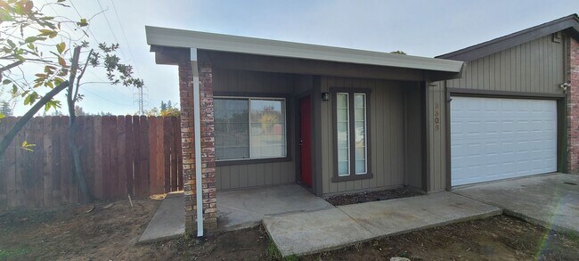 Building Photo - GREAT LOOKING DUPLEX W/ LARGE YARD!