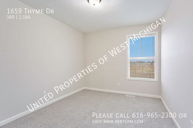 Building Photo - Available Now | 3 Bed 2.5 Bath Townhome in...