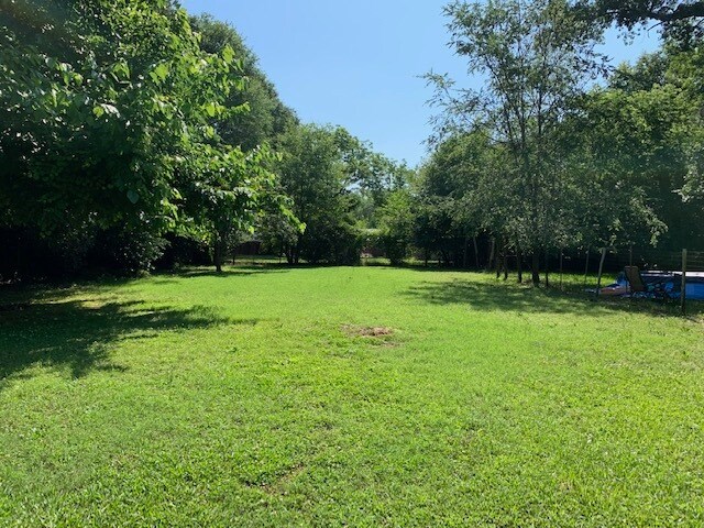 Huge Yard - Lawncare provided! - 455 Clover St