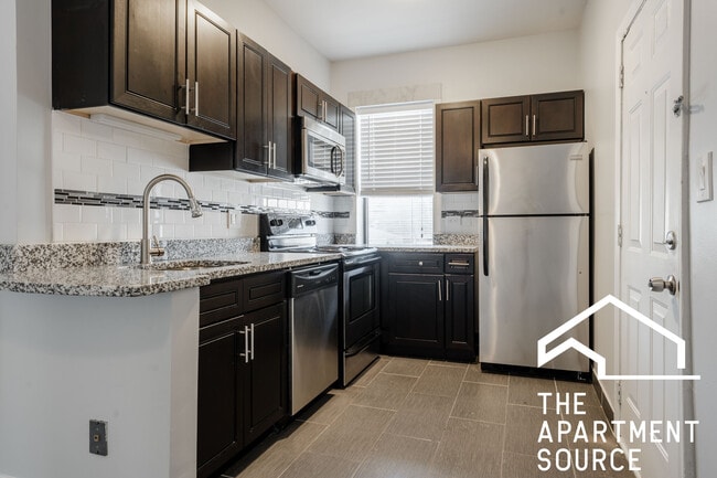 Building Photo - 3637 W Dickens Ave