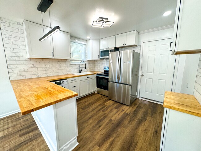 Building Photo - 711 W 44th St