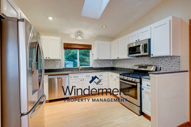 Building Photo - 3 bedroom 2.5 bath Two Story Home with a View! *Short lease only*