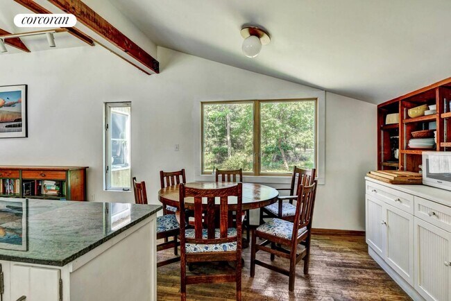 Foto del edificio - 921 Springs Fireplace Rd