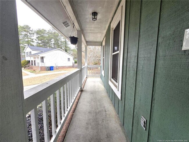 Foto del edificio - 5600 Woodlake Ct