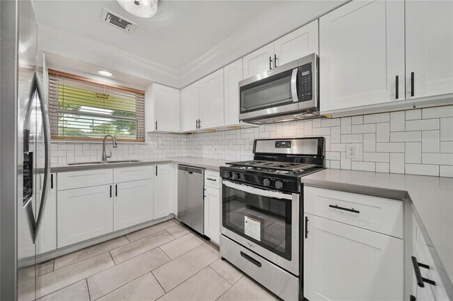 Building Photo - 5120 De Milo Dr