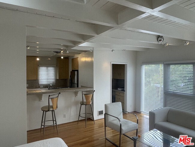 Building Photo - 516 N San Vicente Blvd