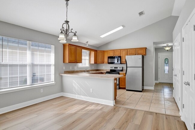 Building Photo - Modern Home Tucked in Neighborhood less th...