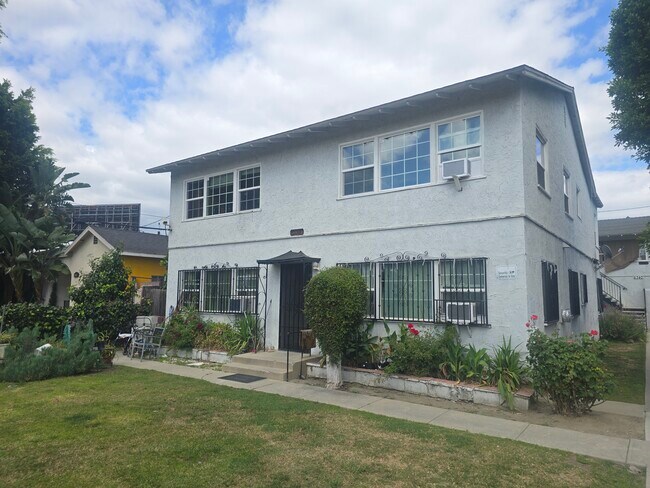 Exterior - Edificio principal - 6336 1/2 Simpson Ave