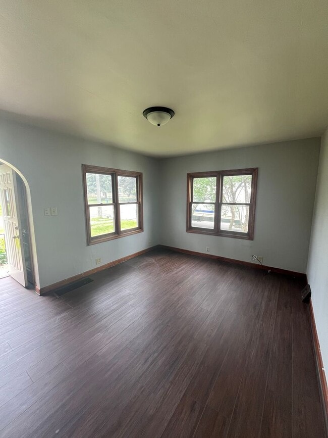 Building Photo - 3 bedroom one bath home