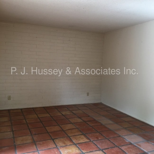 Building Photo - 1867 E University Dr