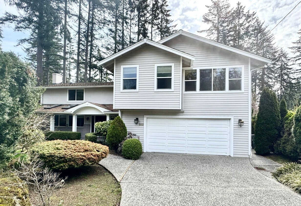Primary Photo - Stunning Bellevue Home with Lush Gardens &...