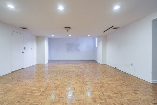 Foto del edificio - 27 W Clinton Ave
