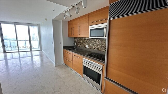 Building Photo - 475 Brickell Ave