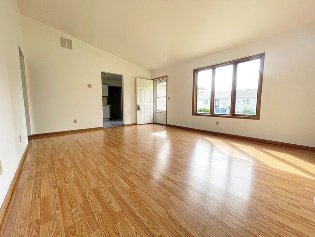 Building Photo - 150-154 Meadows Cir