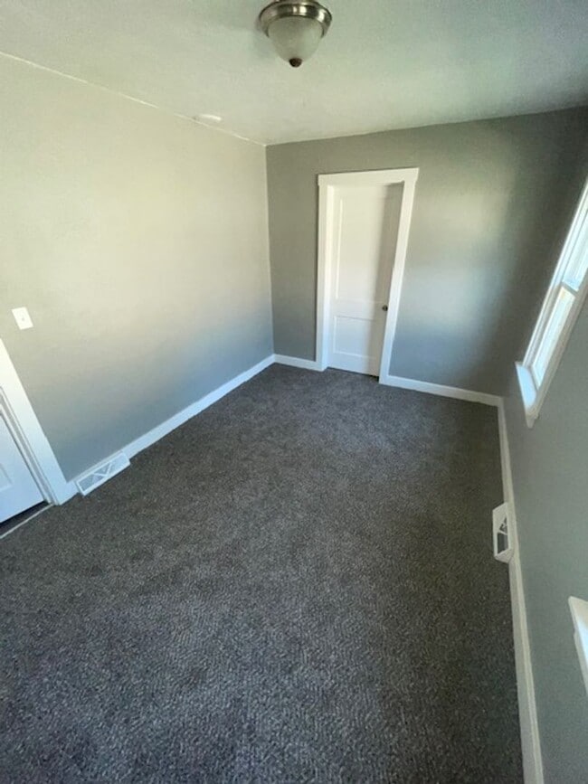 Building Photo - Spacious 3BD/1BA