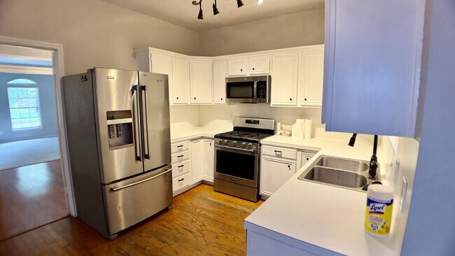 Foto del edificio - "Charming 4-Bed Retreat with 2.5 Baths in Spring, TX – Spacious 2265 Sq Ft Haven!"