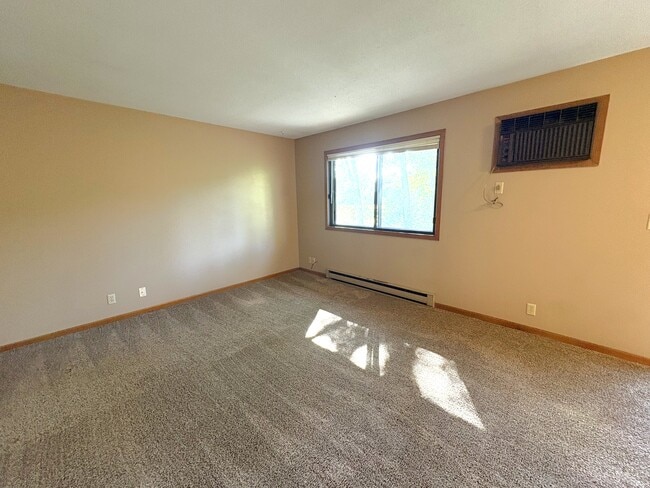 Building Photo - 632 Saxonwood Rd