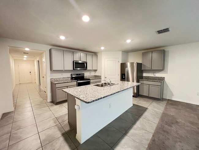 Building Photo - Beautiful, 4 Bedroom, 2 Bathroom Home in t...