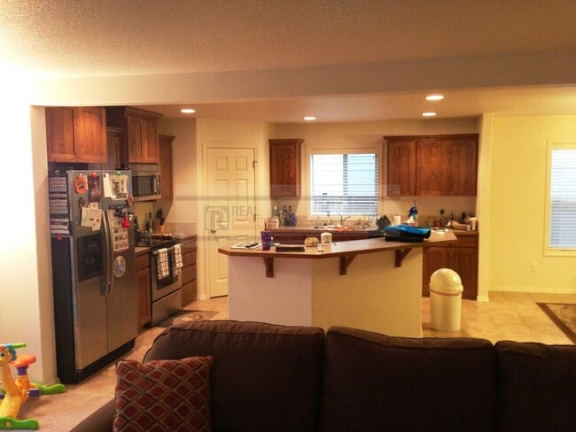 Building Photo - Beautiful 4 Bedroom Home Perfect for Enter...