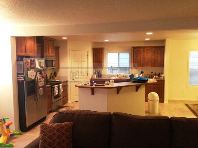 Foto del edificio - Beautiful 4 Bedroom Home Perfect for Enter...