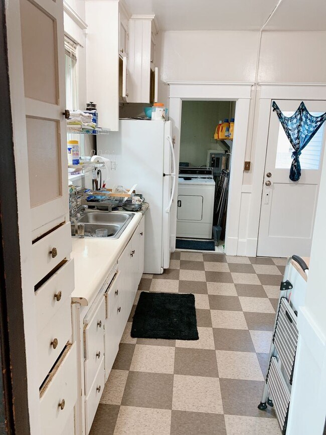 Foto del edificio - PRELEASE: 7 bdrm/2 bath in the York Neighb...