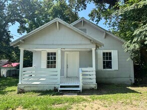 Building Photo - 1005 D St