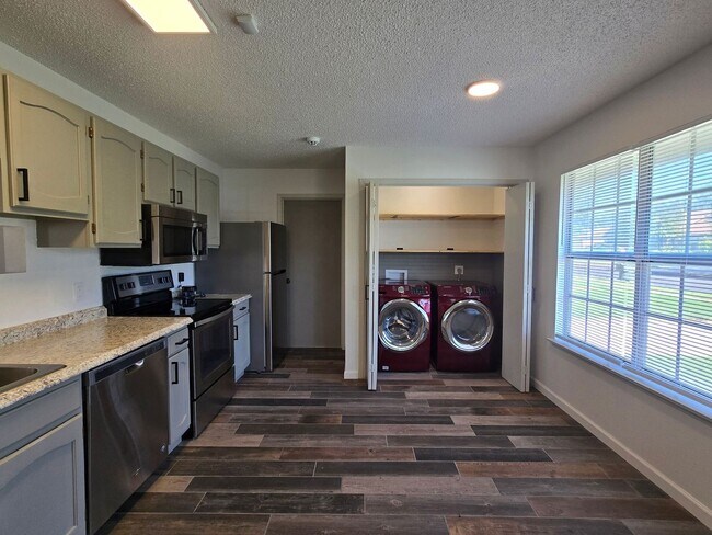 Building Photo - 2408 Windmill Dr
