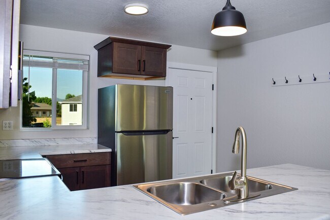 Foto del edificio - 1973 Sky Park Dr