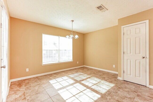 Building Photo - 308 Sarna Dr