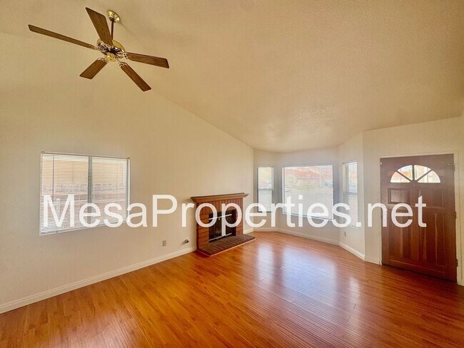 Foto del edificio - 1423 Willow Tree Ln