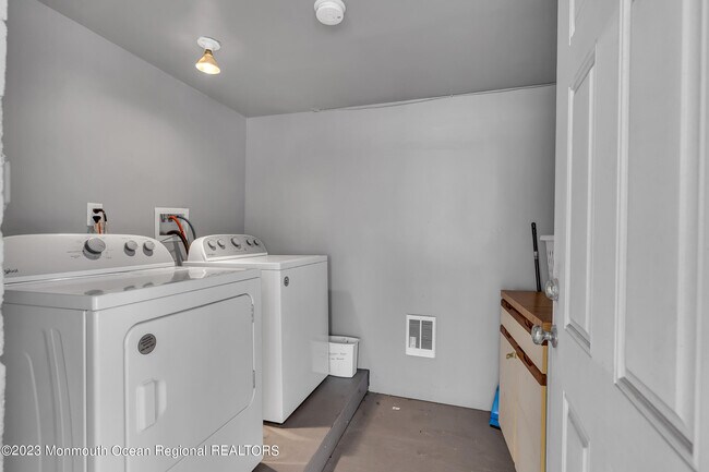 Building Photo - 304 Sampson Ave