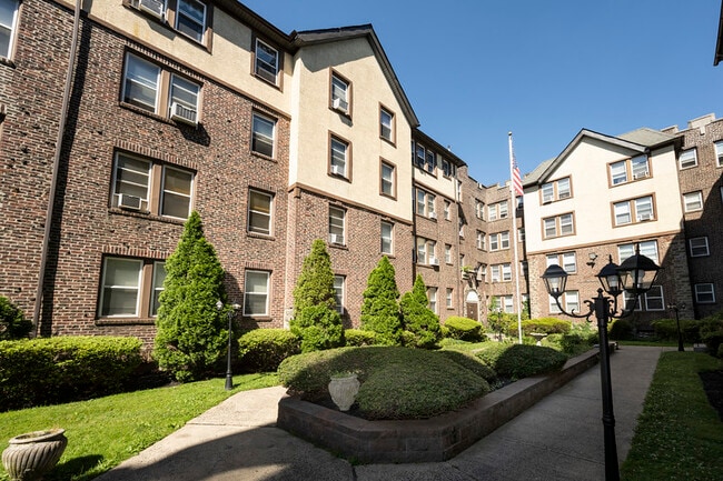 Building Photo - English Manor Apartments