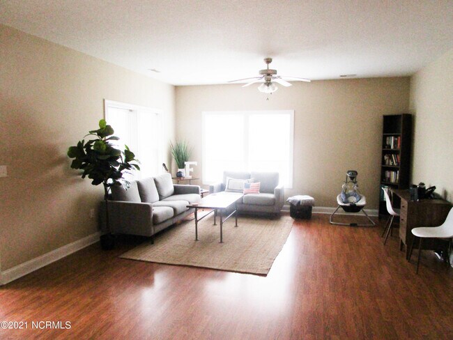 Building Photo - 300 Lighthouse Ln