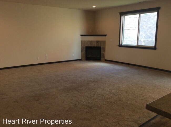 Building Photo - 4 br, 2.5 bath House - 831 10th St E