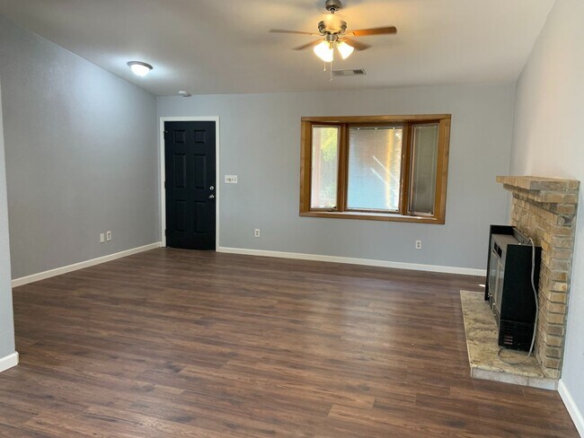 Foto del edificio - Coming soon,North Visalia home available!