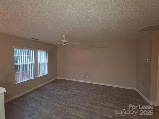 Foto del edificio - 9933 Birch Knoll Ct
