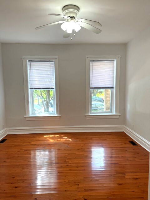 Large bedroom - 4229 Shenandoah Ave