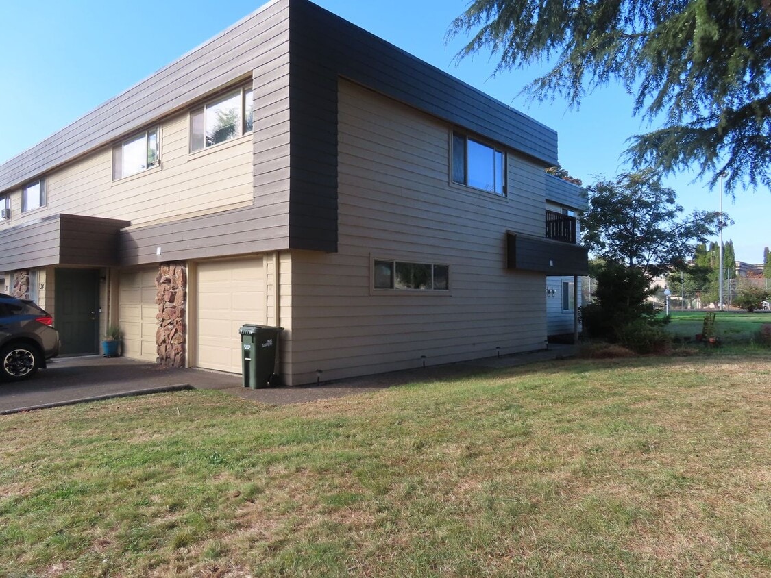 PRICE DROP! 3 Bed/ 1.5 Bath Townhouse in G... - 3 Bed/ 1.5 Bath Townhouse Near Gateway Are...